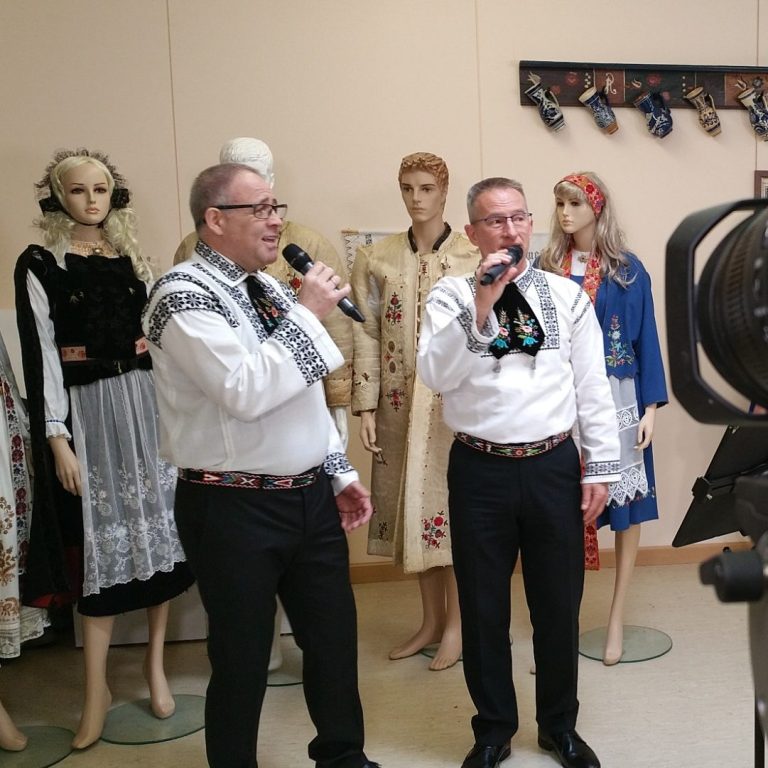 Siebenbürger Kultur Wolf und Reini in siebenbürger Tracht